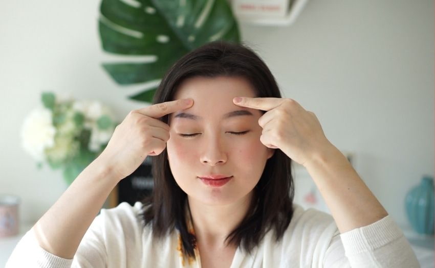 Sabrina apply facial acupressure massage 